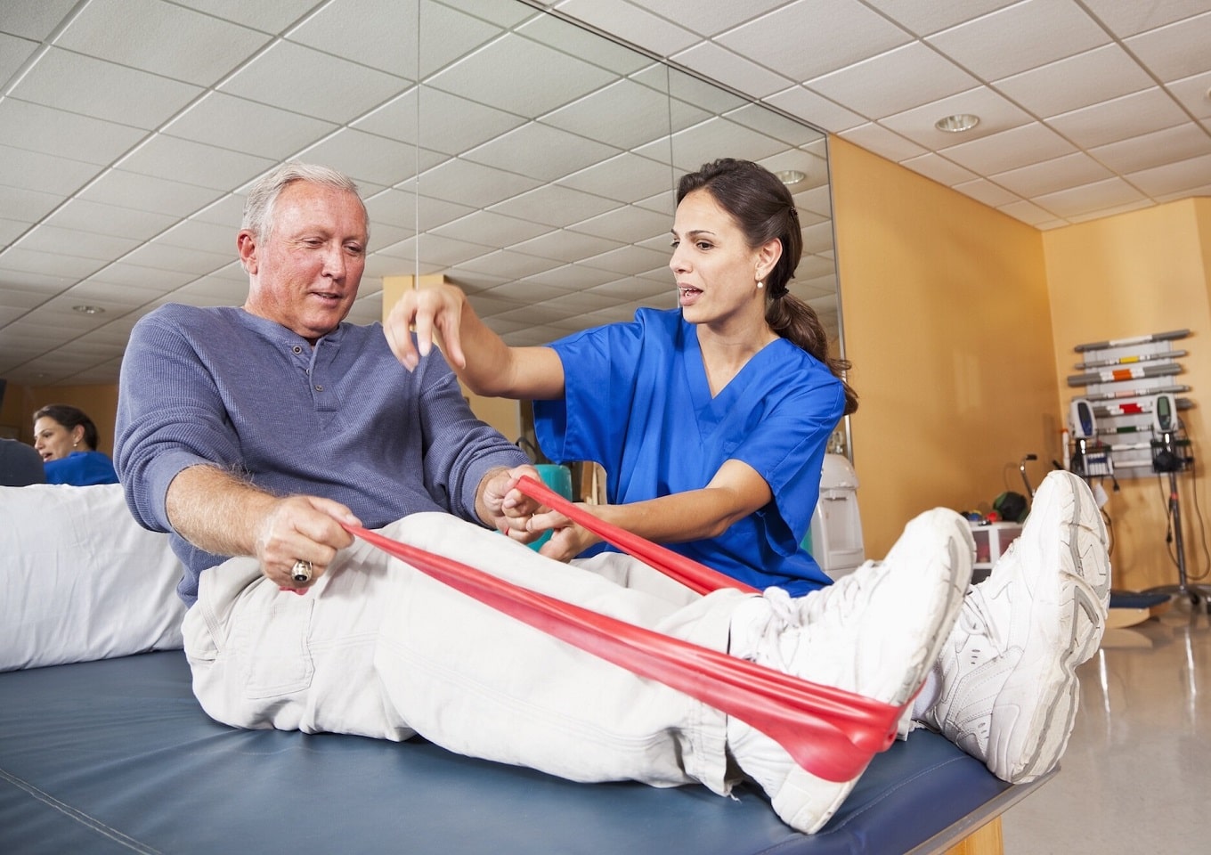Важность реабилитационных программ для пожилых людей после инсульта