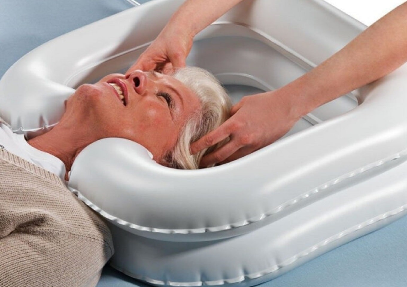 Купание лежачего. Ванна надувная для мытья головы Barry 61016. Мытье головы тяжелобольного пациента. Ванночка для мытья головы лежачих больных. Гигиеническая ванна для тяжелобольных.