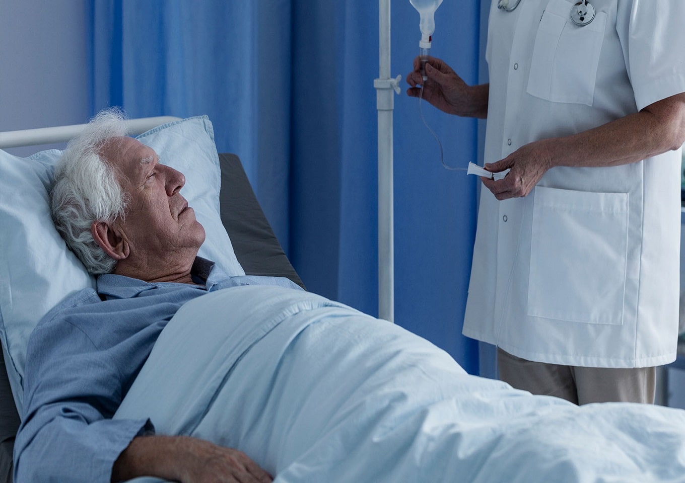 Зачем нужны услуги сиделки для лежачих больных
