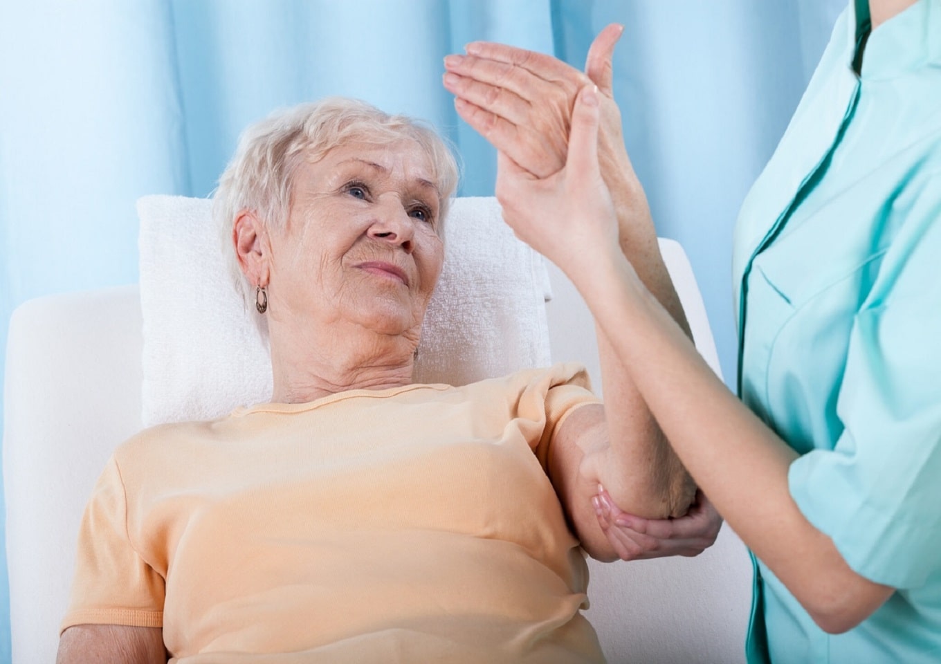 Почему реабилитация в пансионате важна для пожилых людей после инсульта?
