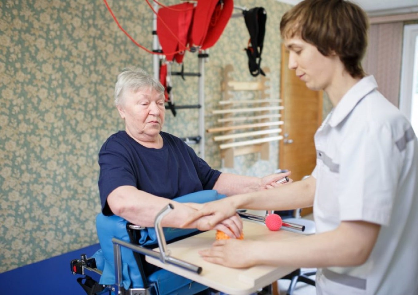 Преимущества реабилитации пожилых после инсульта в пансионате