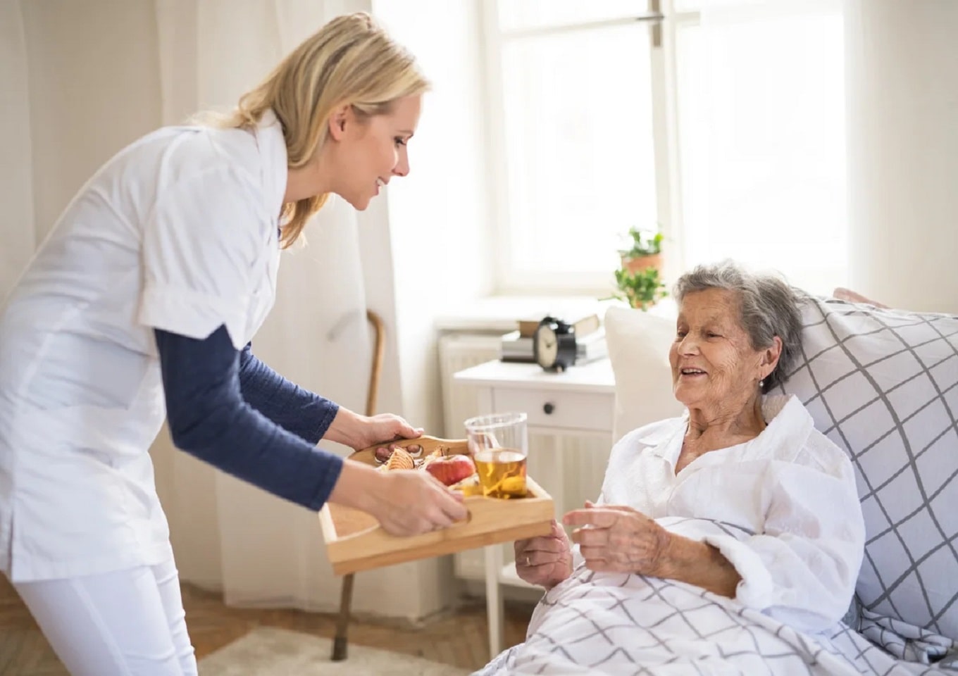 Услуги и обязанности сиделки для пожилых
