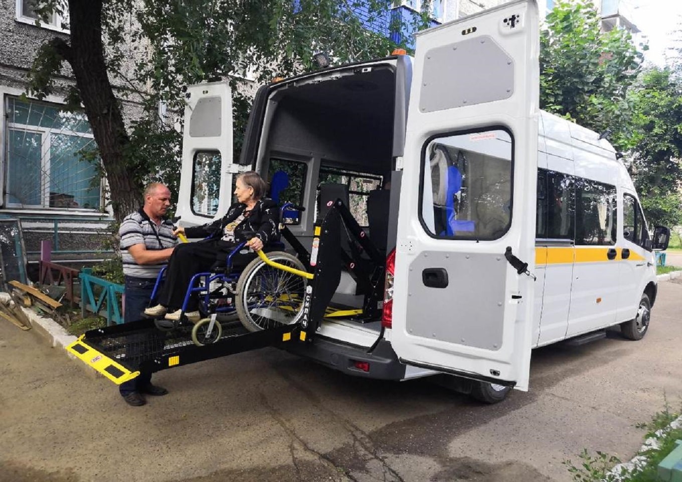 Перевозка инвалидов medportal. Автомобиль для инвалидов. Автомобиль для перевозки инвалидов. Автомобиль для людей с ограниченными возможностями. Авто для перевозки инвалидов в России.