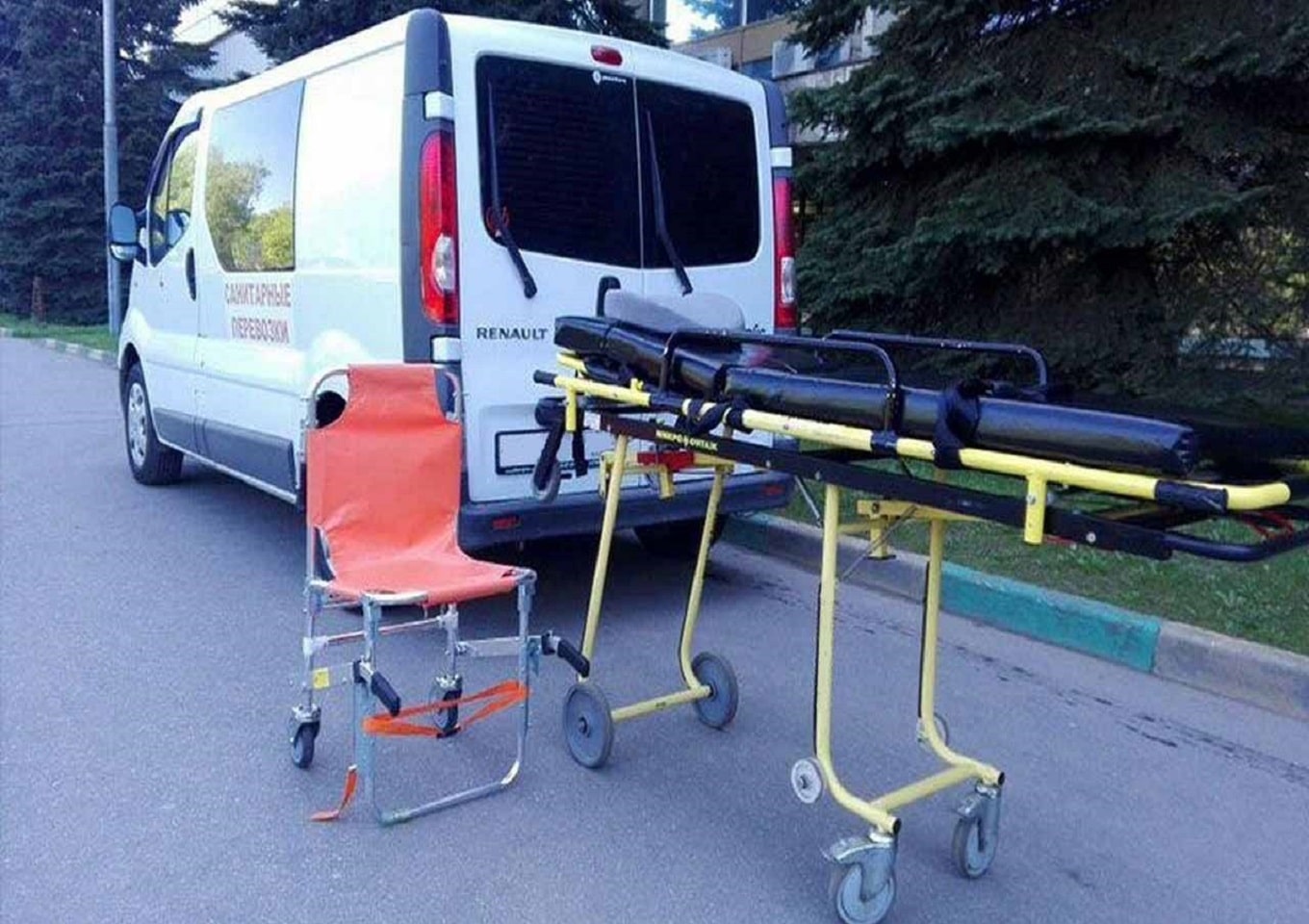 обслуживание и проверка оборудования при перевозке лежачих больных